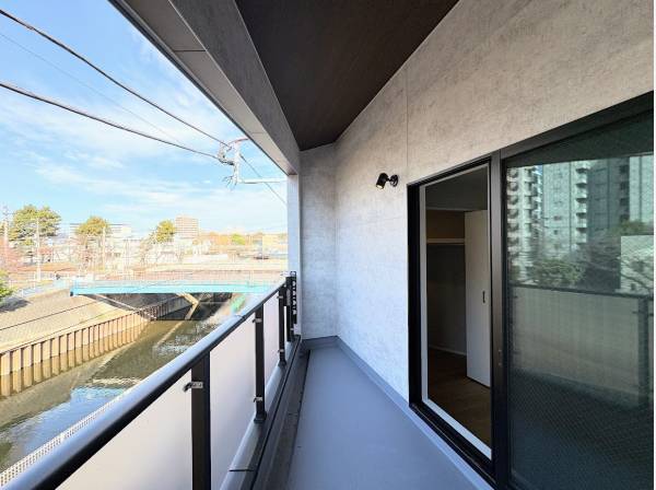 日当りも良く心地よい風が吹くインナーバルコニー