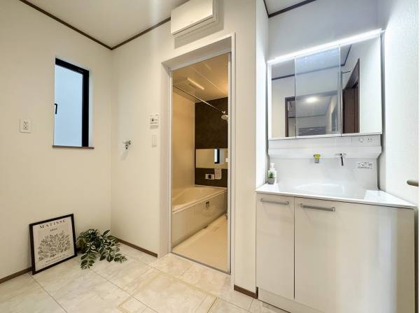 ラックなども置いておけそうな広々サニタリールーム