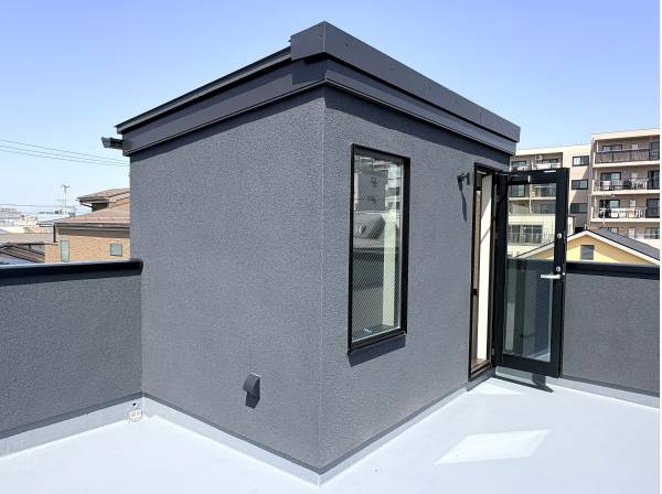 屋上の秘密基地。青空と眺望を独り占めできます