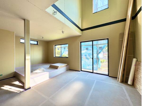 LDKの天井は一部吹き抜けになっており、開放感溢れる空間を演出