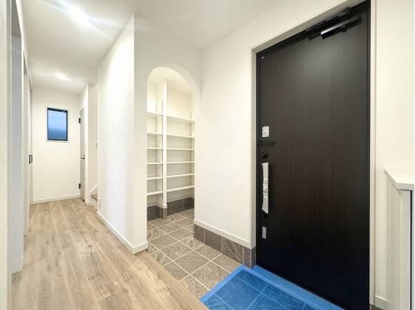 シームレスなSICが玄関ホールに開放感を生みます