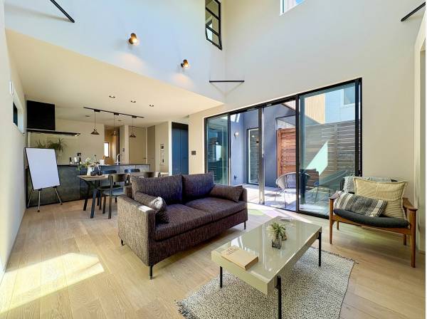 伸びやかな吹抜けがこの住まいの品格を高めます