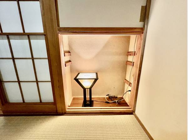 和室には和の照明がございます。