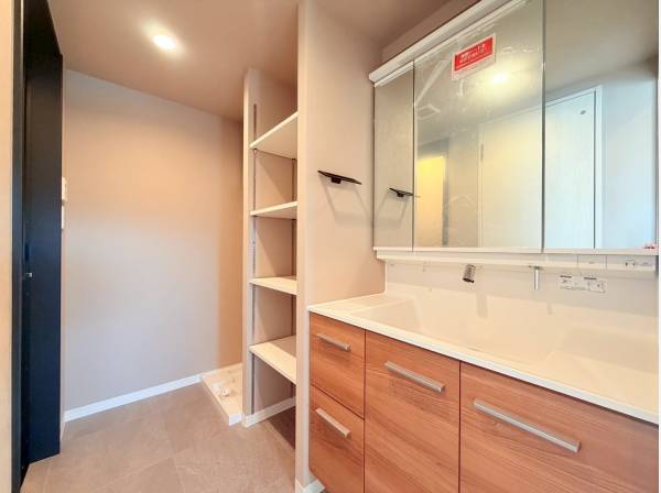 洗練されたパウダールームにも充実の収納スペース