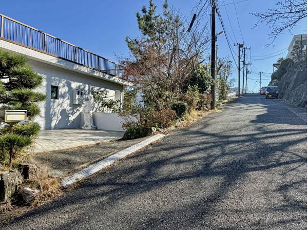 前面道路は広く、別荘分譲地内の為、車通りも殆どございません