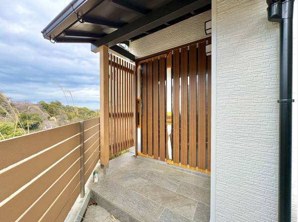 玄関を出てすぐに、眼下に広がる綺麗な景色です