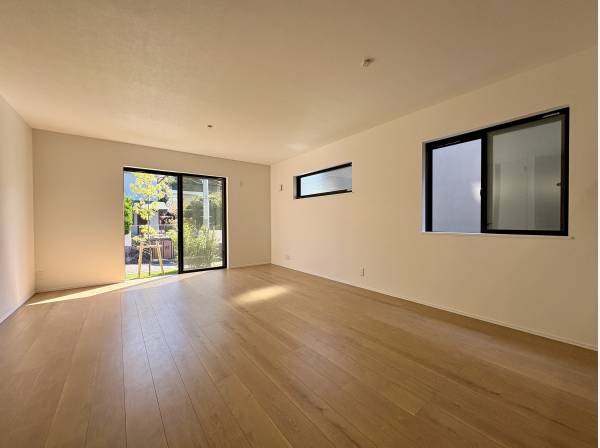 お庭と繋がるリビングは２０帖超のゆとりの広さ