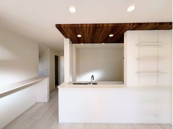 キッチン横にはワークスペースも、子どもの宿題などに最適