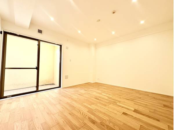 地下とは思えない開放感。ドライエリアからの光と風。