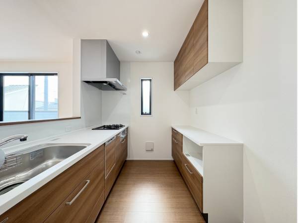 キッチンスペース　カップボードもございます♪