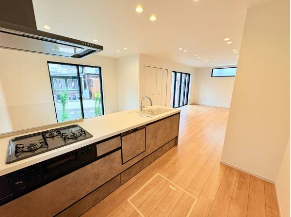 お料理中も家族と会話が弾む、スタイリッシュな対面式キッチン