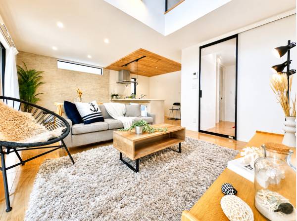 吹抜けから光が降り注ぐ、開放感たっぷりの湘南リビング空間。
