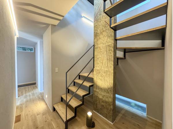 床は無垢板、壁は珪藻土塗仕上げ。さらにストーンウォールと高級感がスゴイ