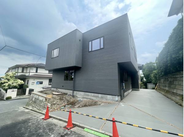 前面道路は広く3台駐車可能です