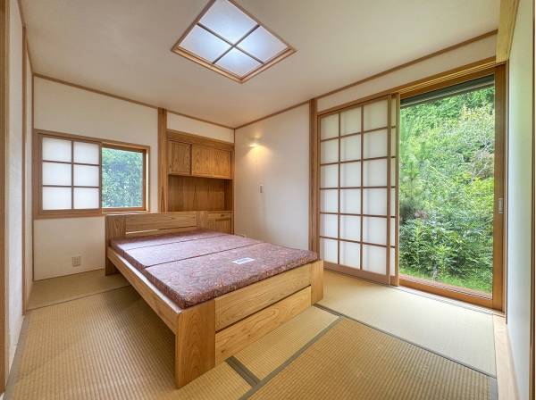緑の借景に癒される落ち着いた和室