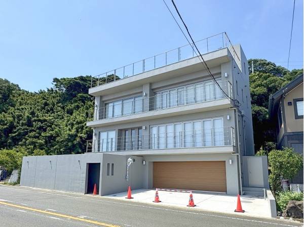 交通量の少ないバス通り沿いに重厚感のある邸宅が姿を現します。