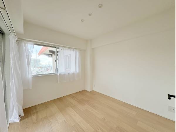 優しい光が差し込む洋室