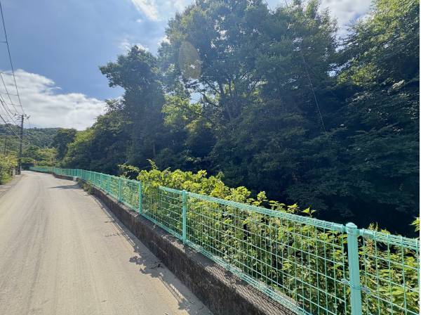 現地目の前の下山川の様子です。