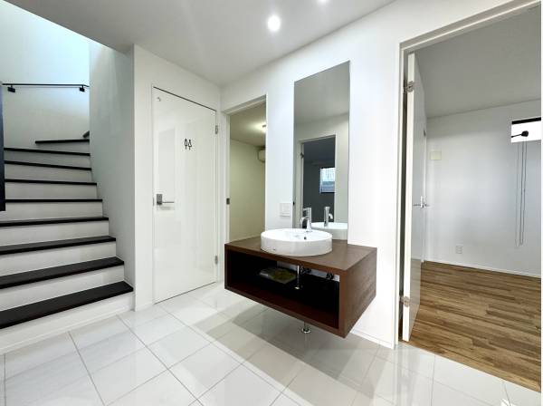 1階ホールは広々としております
居室を4部屋確保