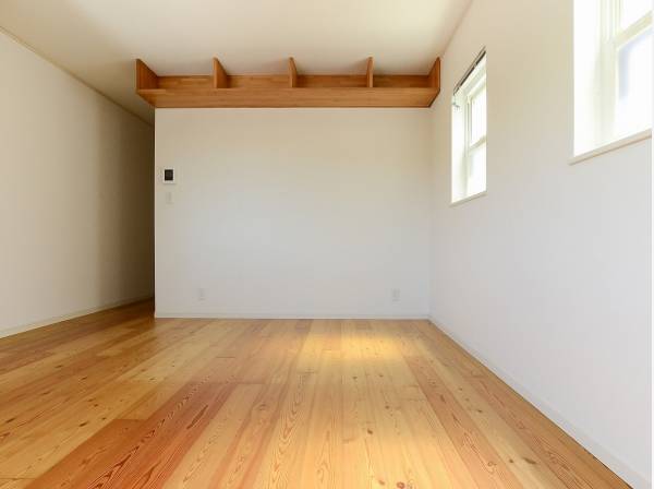 木の温もりを感じられるシンプルなお部屋