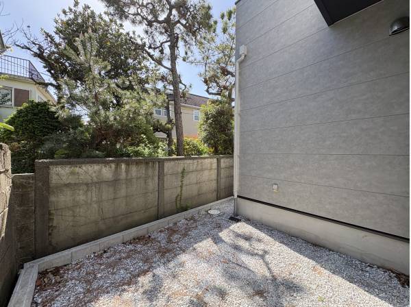 リビングの先にはプライベート感のあるお庭