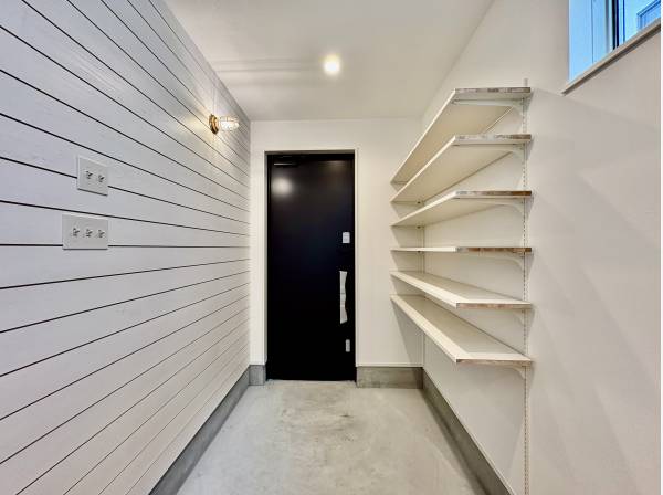 玄関はシンプルでスタイリッシュ