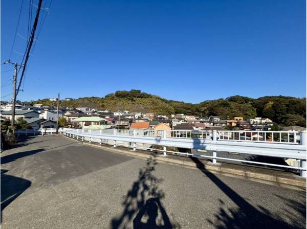 前面には建物が無く開放感のあるロケーション！