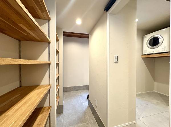 パウダールームへつながる回遊動線の玄関