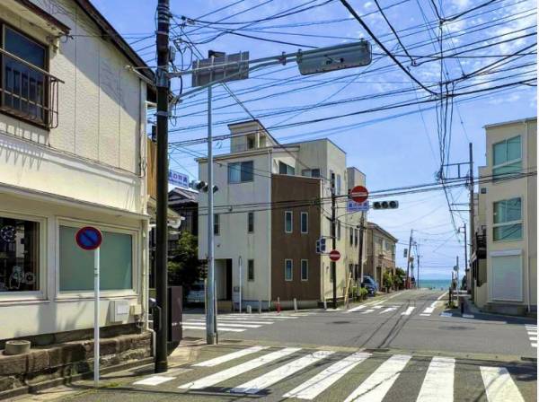 交差点の先には海を望みます