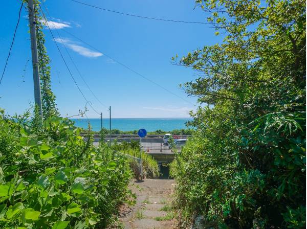 海まで徒歩4分（約320ｍ）