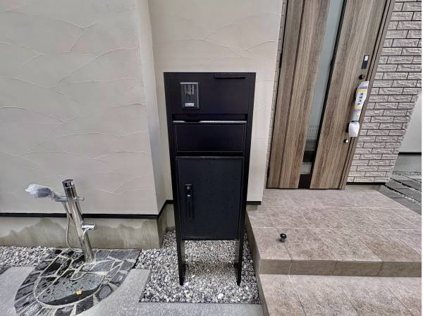 玄関には可愛い水洗と宅配ボックスとポストがあります！