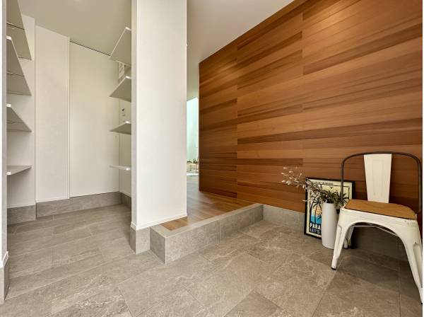 大型のシューズクロークを完備した玄関