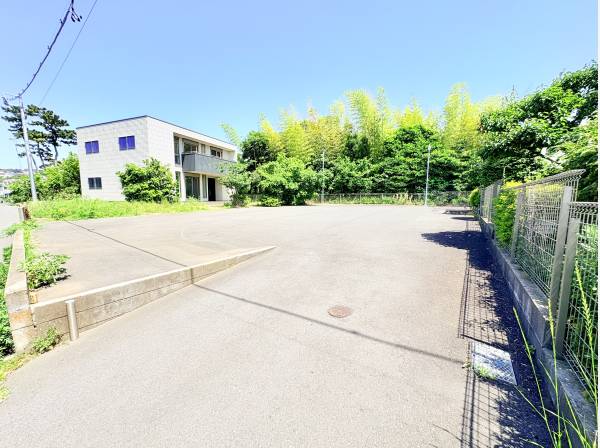 敷地面積は驚きの約195坪！複数台駐車など多目的に使える広さ