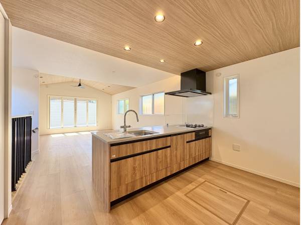 リビングを見渡すキッチン。まさに家の中心です