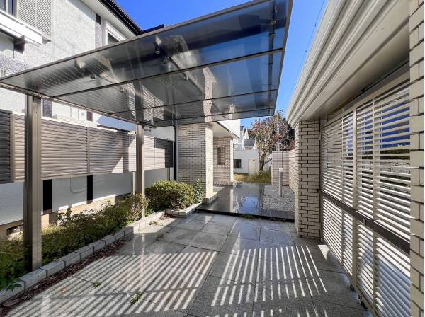 カーポート付きの駐車スペースも完備されています