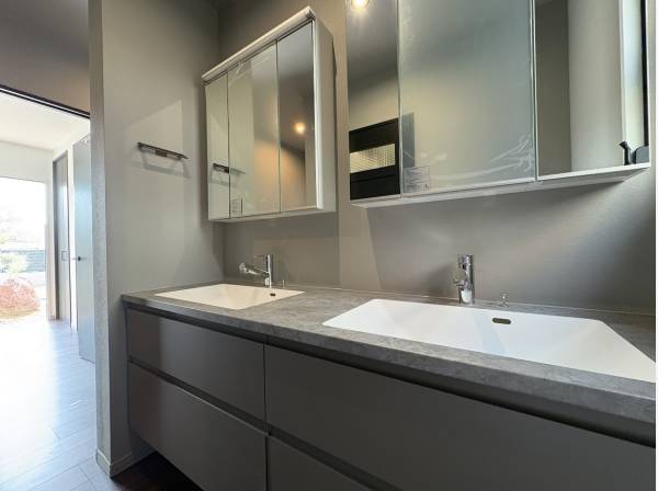 ダブルボウルの広い洗面台