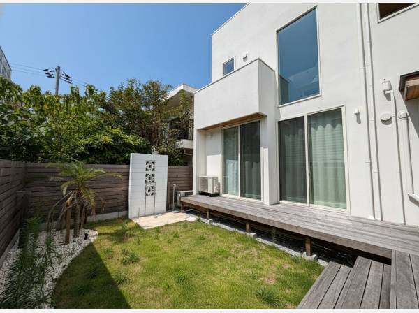 ウッドデッキから続く芝のお庭はまさに生活にフィットする大きさ