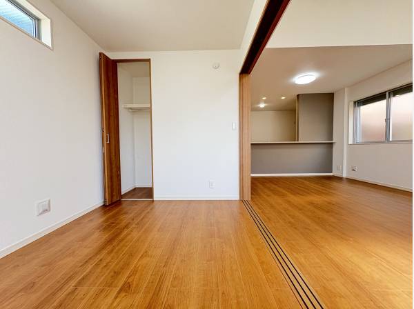 リビング横には5帖の洋室