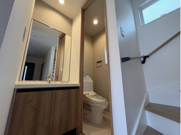 階段下には洗面台が有ります。