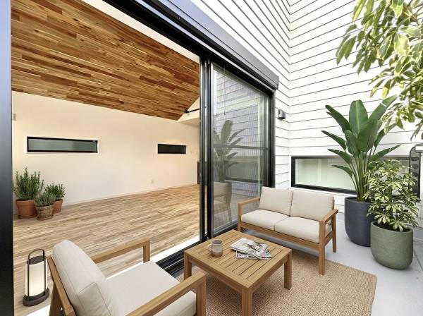 リビングから繋がるバルコニー。家具等はCGで作成したイメージです。