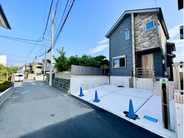 前面道路も広々とし駐車も並列で2台可能