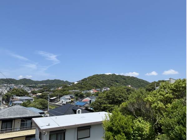 リビングや寝室から山の緑を望む暮らし

