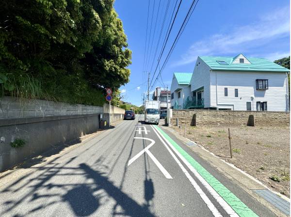 前面道路　車の通行も安心です