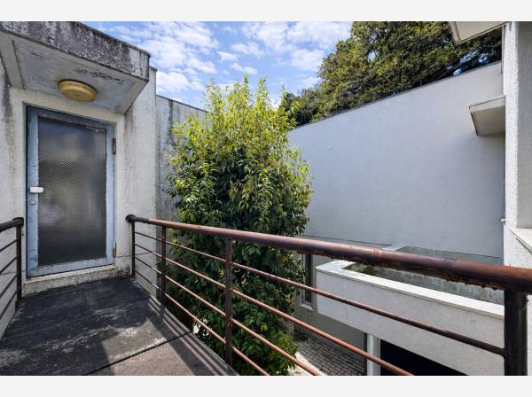 緑を間近に感じる、空へとつながる心地よい外部動線。