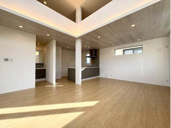 吹き抜けと間接照明が生み出す伸びやかなLDK空間