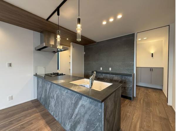 モダンな印象の対面式キッチン