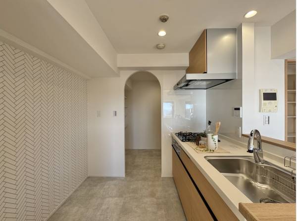 アーチが誘う、やわらかなキッチン