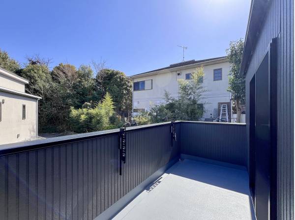 バルコニーからの眺望には豊かな緑が寄り添います