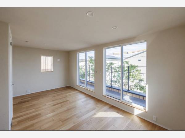 大きな窓が光を招く主寝室