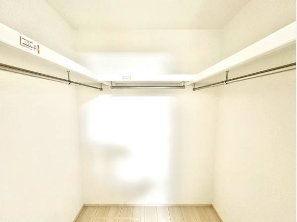衣類や生活用品をスッキリまとめてしまえる奥行きのあるクローゼット